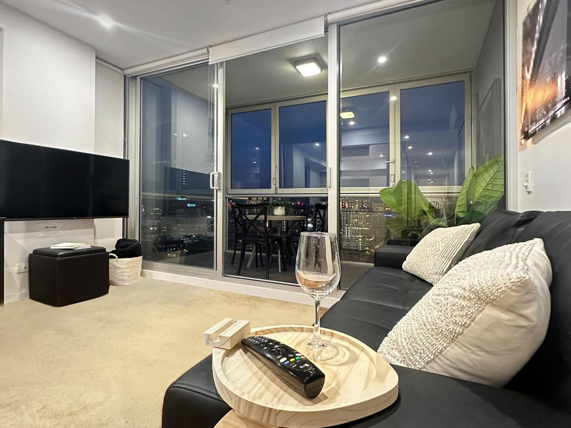 Apartment Penthouse Sky View Cbd 2br Balcony Access Sleeps 6