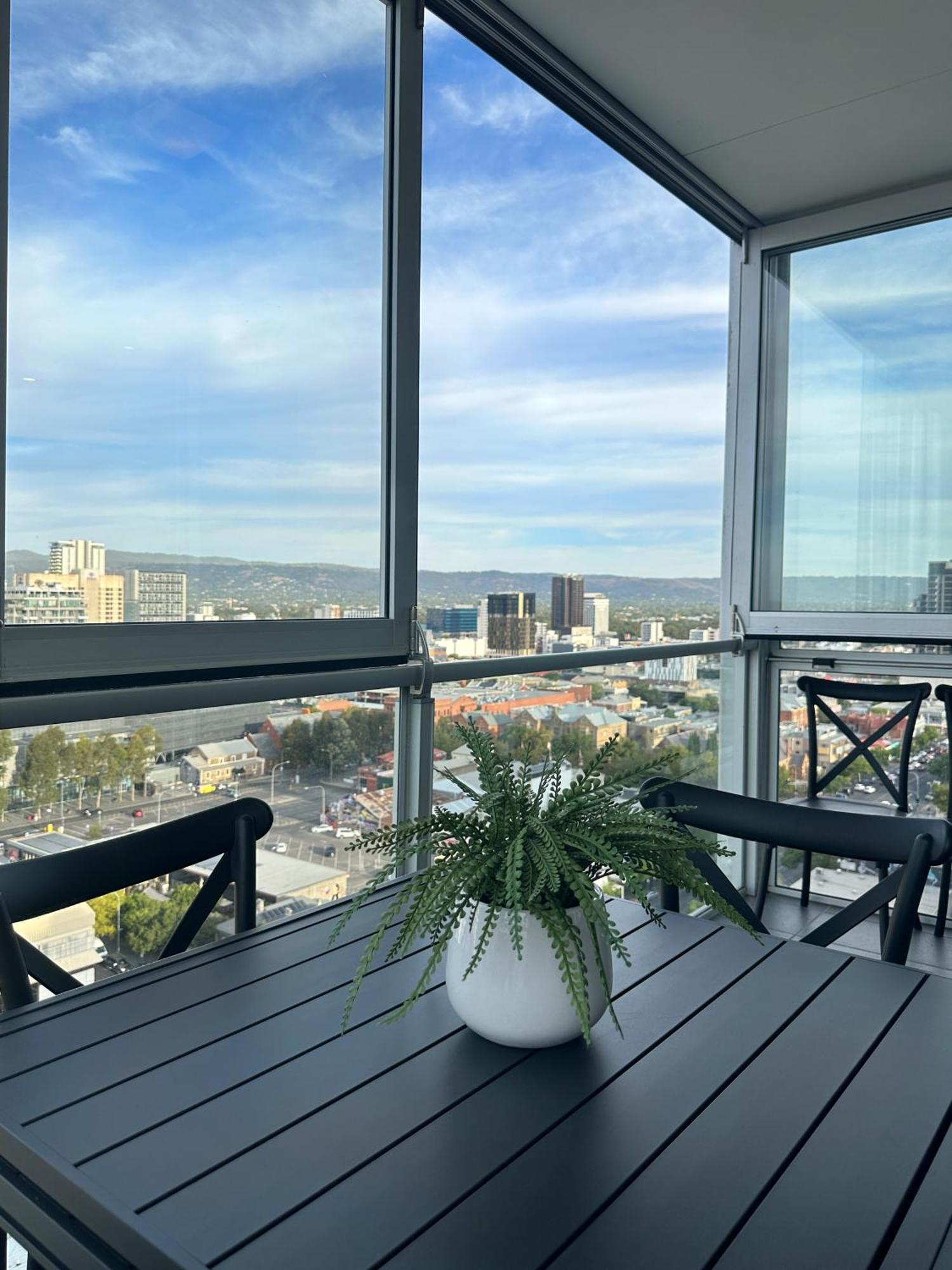 Penthouse Sky View Cbd 2br Balcony Access Sleeps 6 Apartment