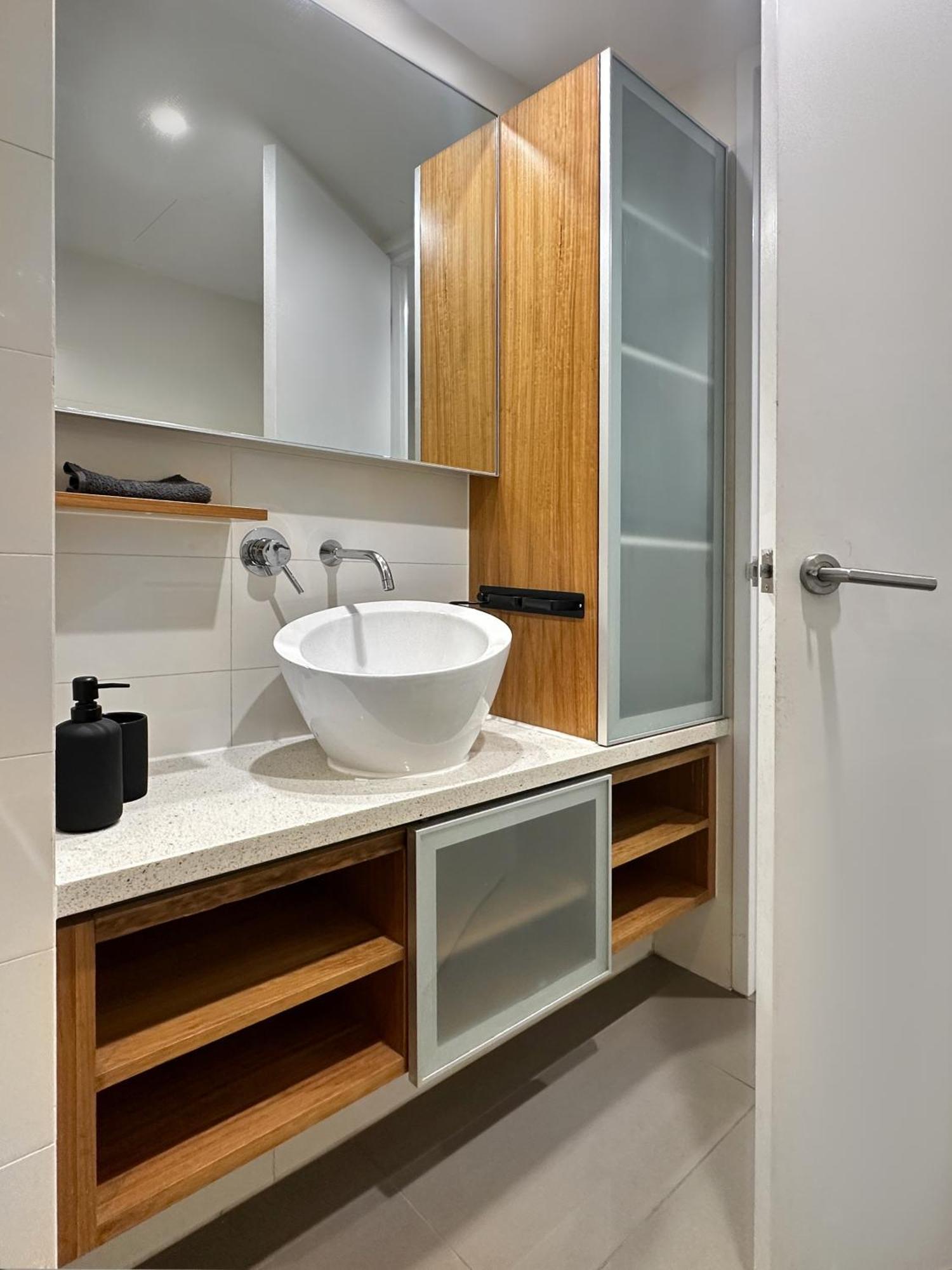 Penthouse Sky View Cbd 2br Balcony Access Sleeps 6 Apartment